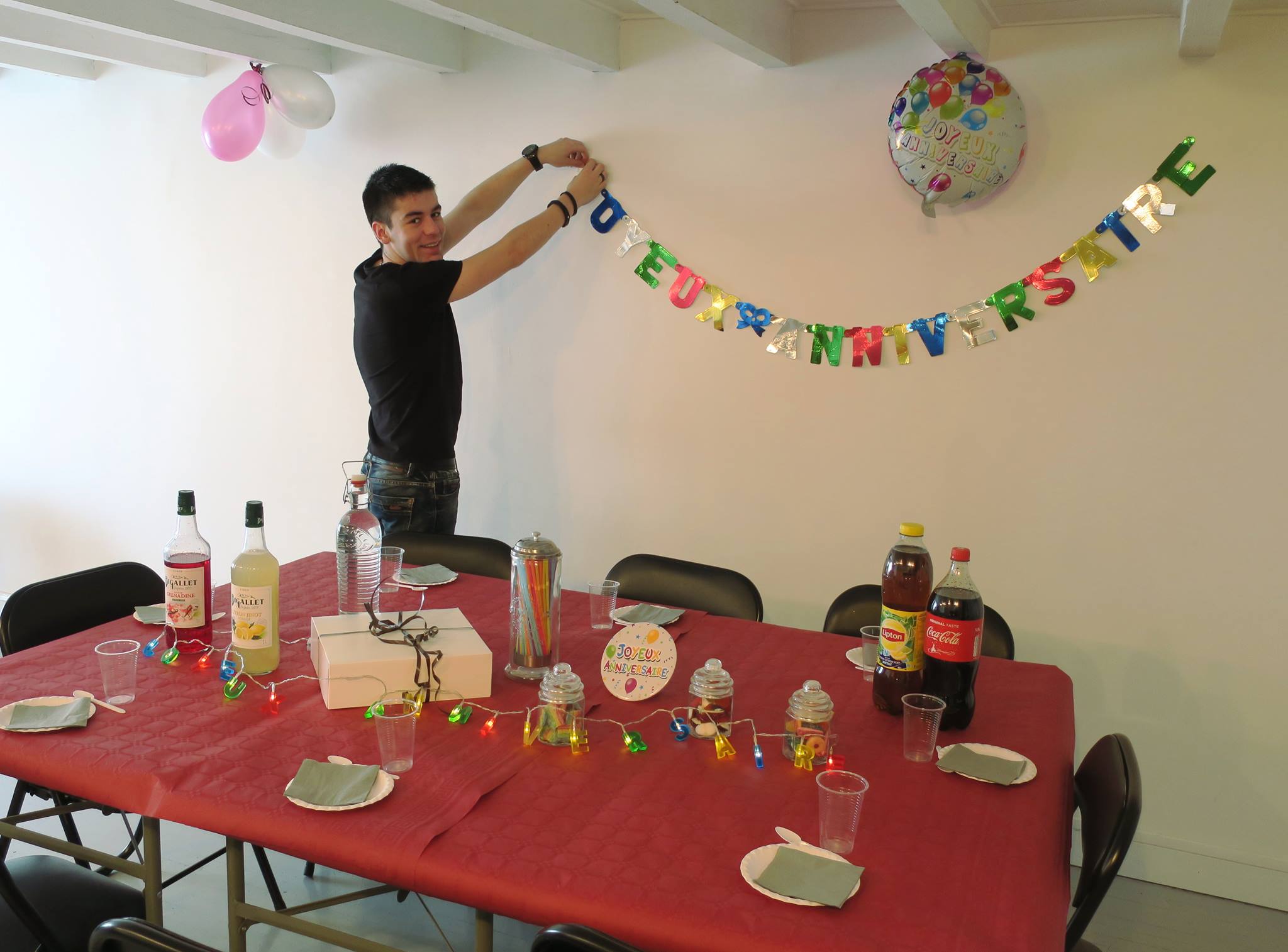 Préparation salle pour goûter d'anniversaire aprés escape game